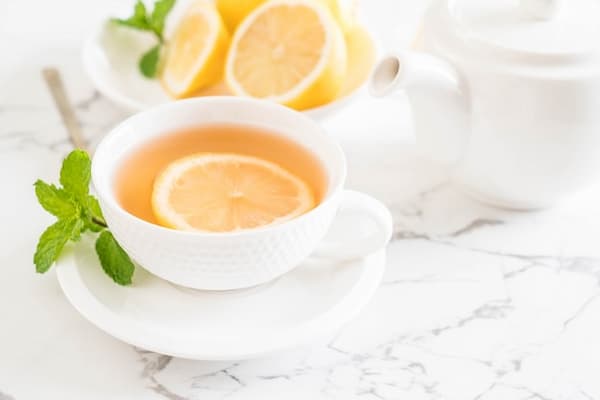 Peppermint tea with lemon